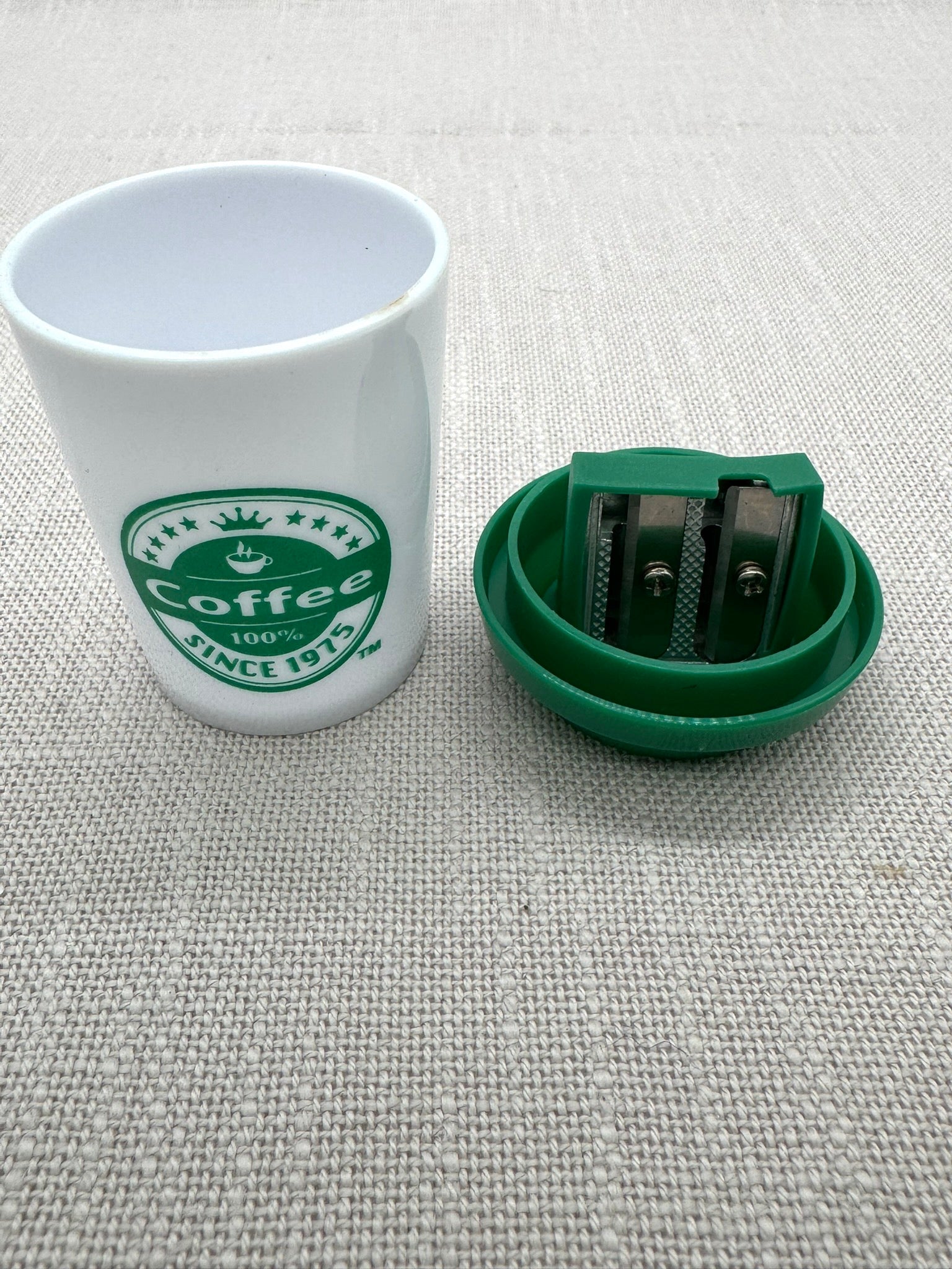 Anspitzer von Brunnen in Form eines Kaffeebechers. Das Becher kann geöffnet werden, der Anspitzer ist für normale und für dicke Stifte geeignet.