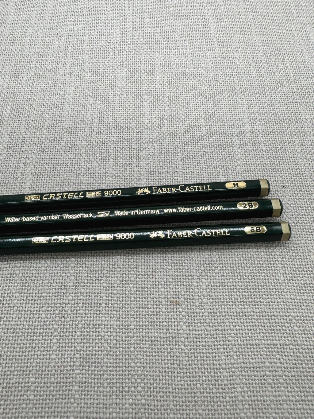 Zeichen Bleistifte von Faber-Castell in H, 2B und 6B, Glätzende grüne Lackierung