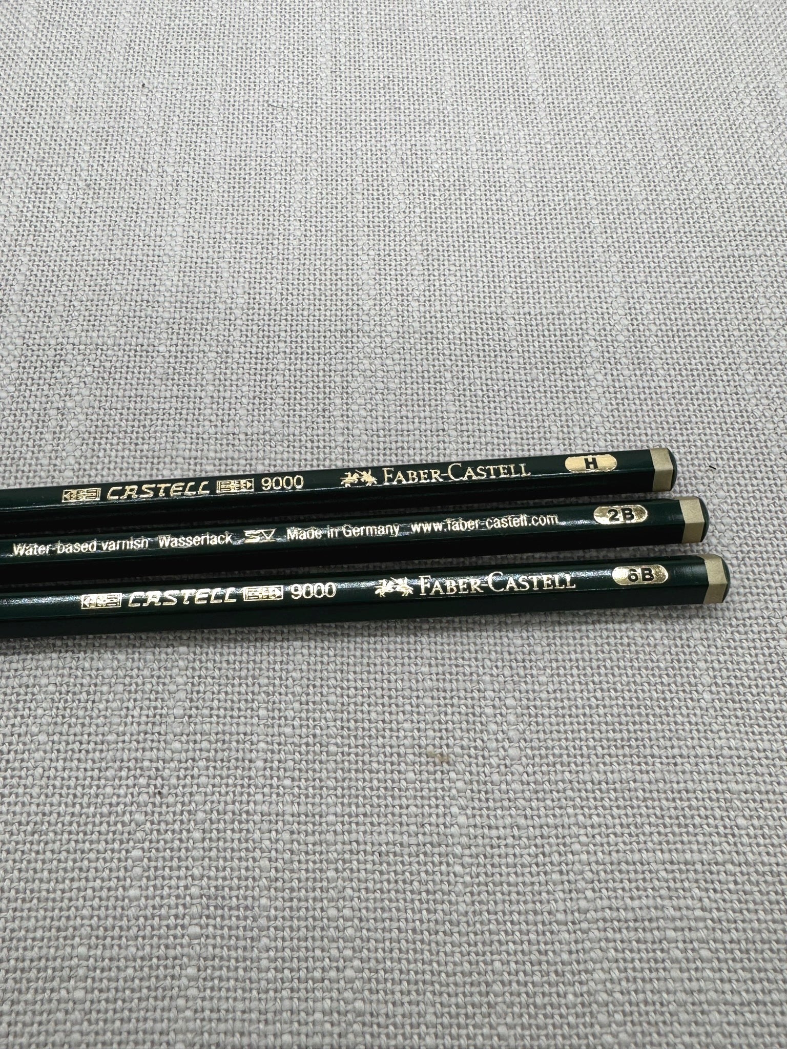 Zeichen Bleistifte von Faber-Castell in H, 2B und 6B, Glätzende grüne Lackierung