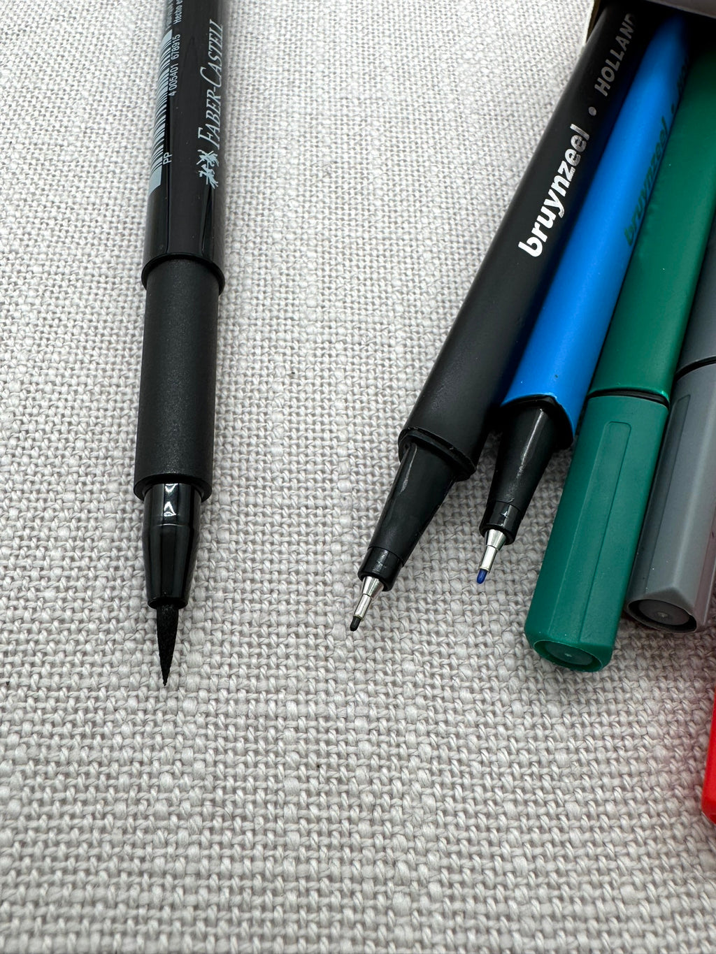 die Spitzen von Fineliner Stiften und eine Soft Brush Spitze