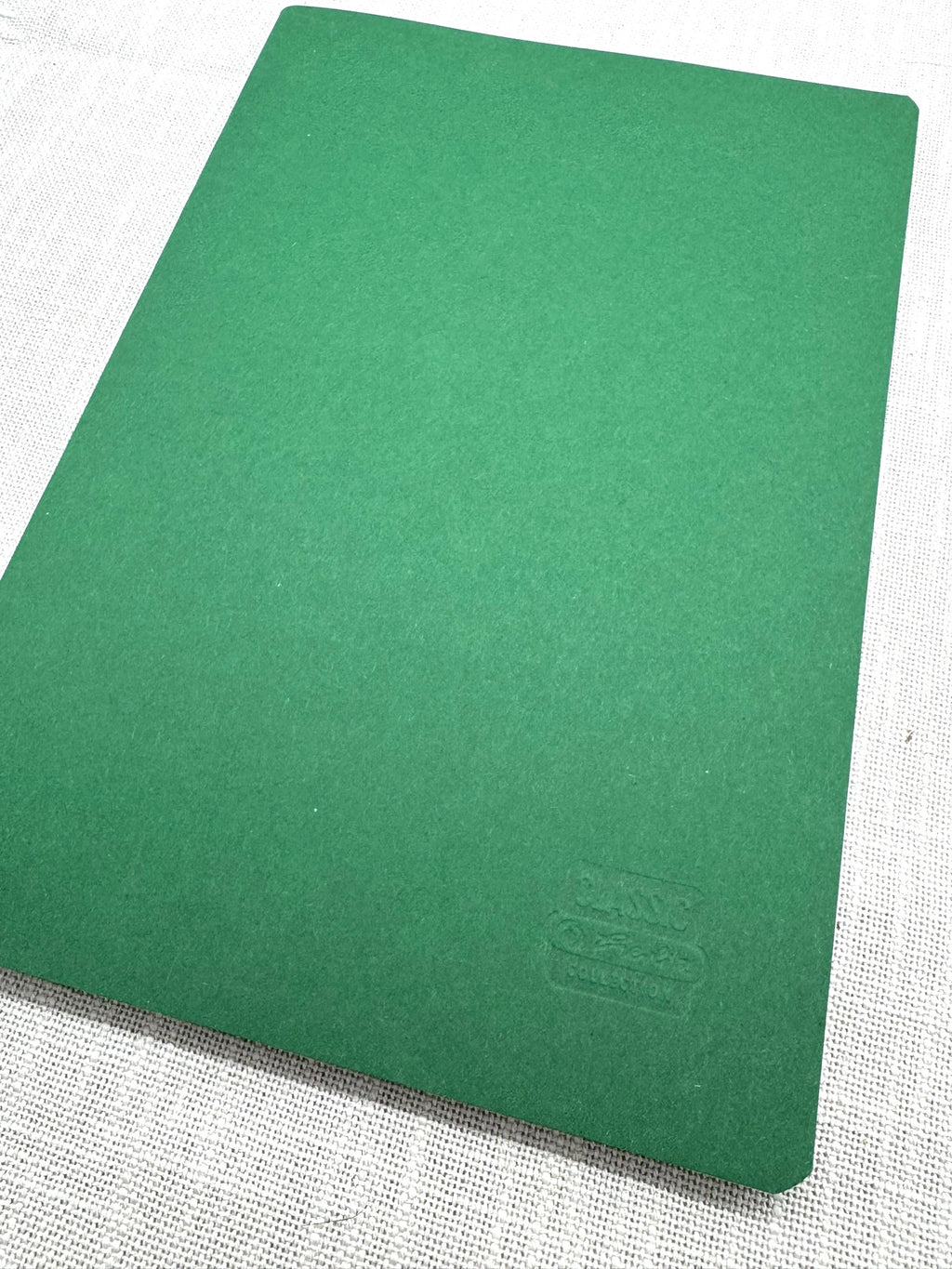 Herlitz Heft in Grün mit einem sehr dezenten Logo unten in der Ecke. Das Format ist A4. 