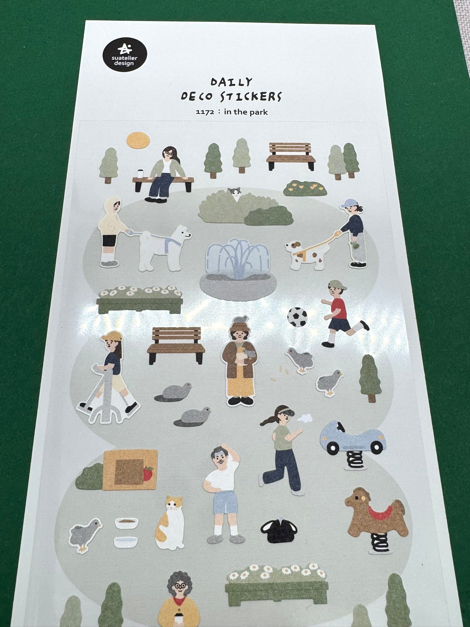 Ein Bogen mit Mini-Stickern "In the Park". Die Motive sind Bäume, Menschen mit Hund, Parkbank, Spielplatz, Sportlerinnen. 