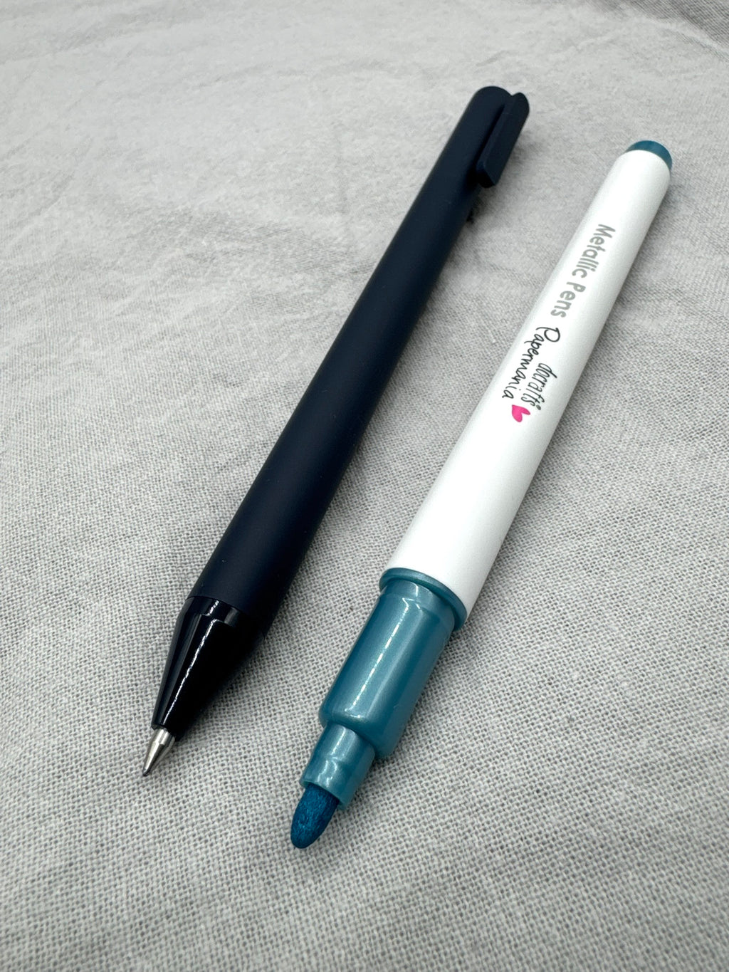 Im Set befinden sich zwei Stifte: ein Gelstift von Kaco, sowie ein Metallic-Stift mit runder Spitze. 