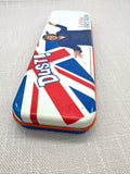 Nahaufnahme der Stiftedose: Im Vordergrund sieht man die verschlossene Dose mit der britischen Flagge und dem Wort "Dust!"