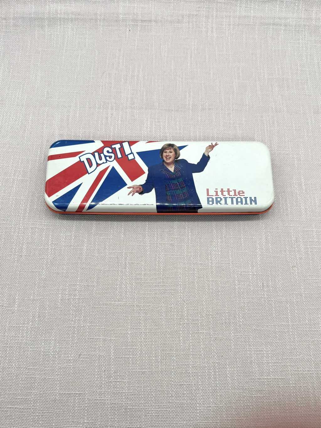 Eine Stiftedose in Weiß mit einer Britischen Flagge links, der Figur Marjorie von den FatFighters in der MItte und dem Schriftzug "Little Britain" rechts. 