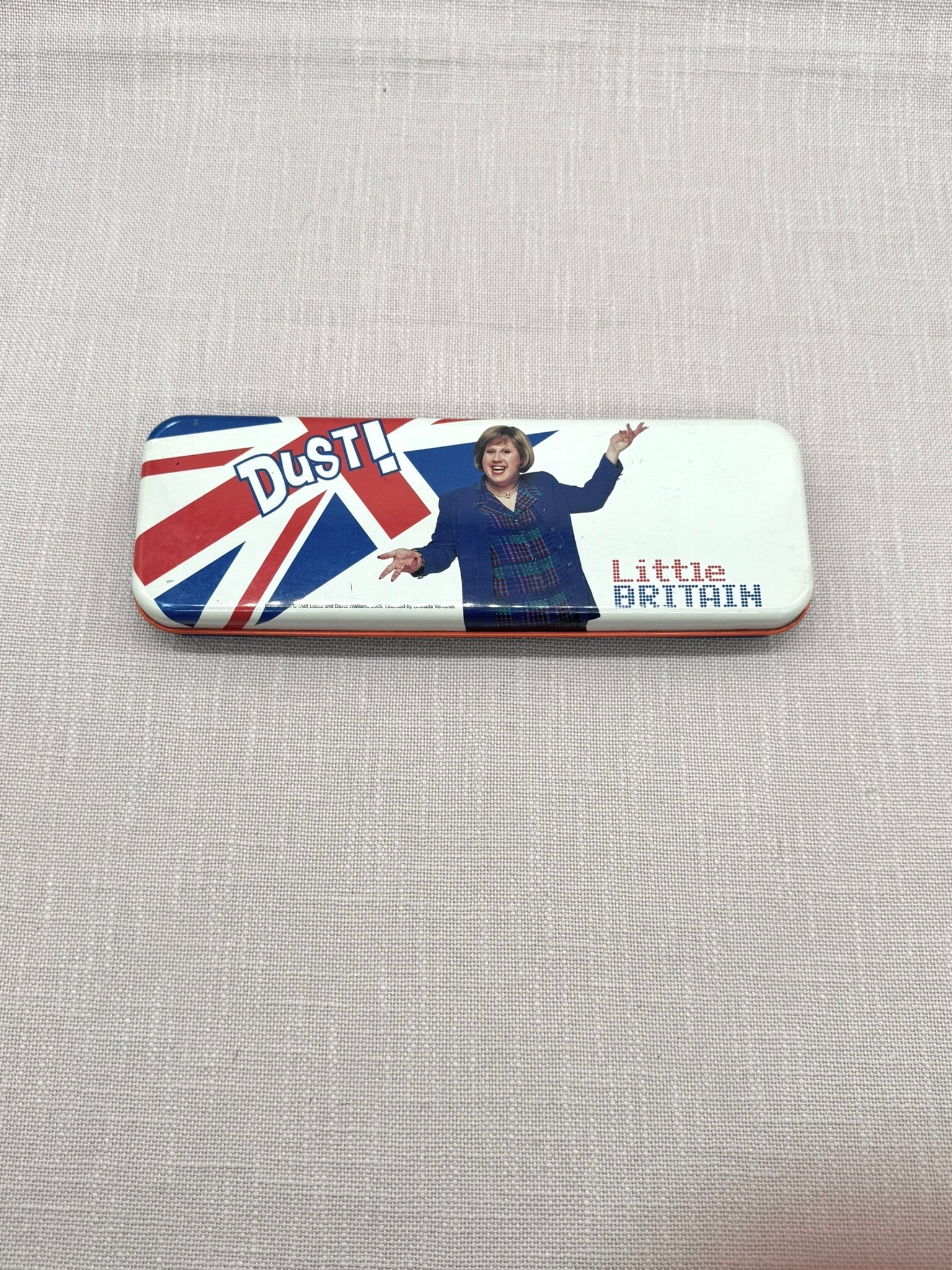 Eine Stiftedose in Weiß mit einer Britischen Flagge links, der Figur Marjorie von den FatFighters in der MItte und dem Schriftzug "Little Britain" rechts. 