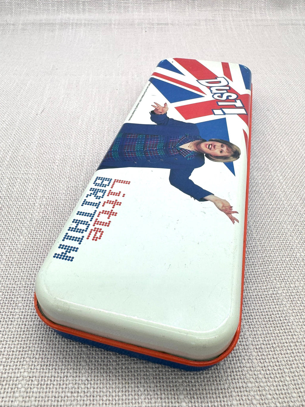 Die rechte Seite der Dose in Nahaufnahme. Auf dem Deckel ist der Schriftzug "Little Britain"