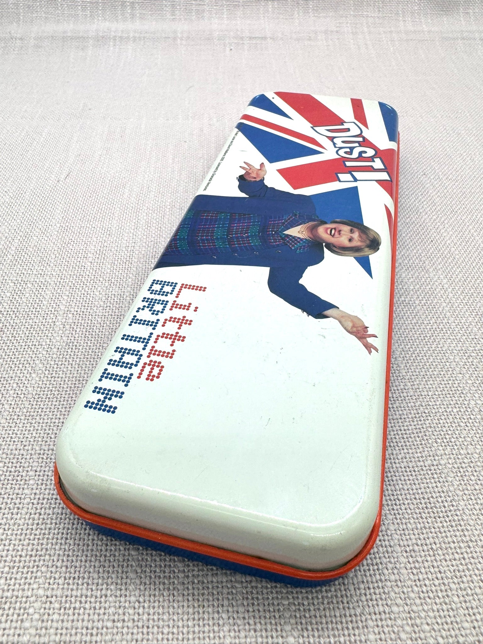 Die rechte Seite der Dose in Nahaufnahme. Auf dem Deckel ist der Schriftzug "Little Britain"