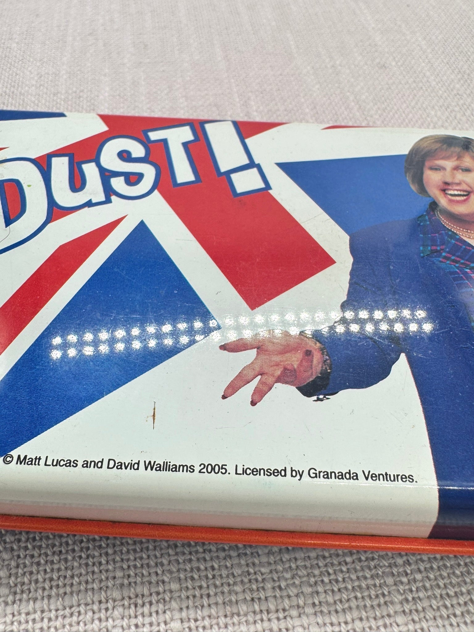 Die Dose ist gebraucht und man sieht leichte Kratzer auf dem Deckel. 