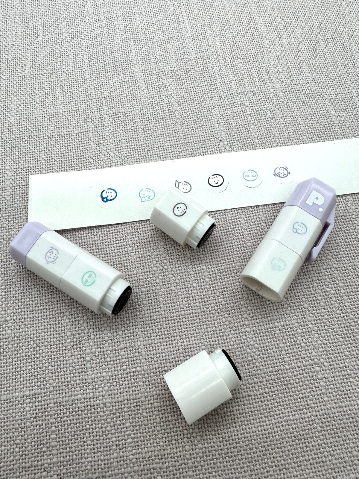 Der Stift lässt sich in viele kleine Stempel teilen, jedes hat ein anderes Motiv. 