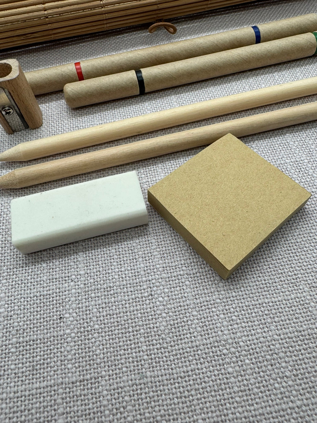 Nahaufnahme vom kleinen Post-It Block und dem Radierer in Creme-Weiß