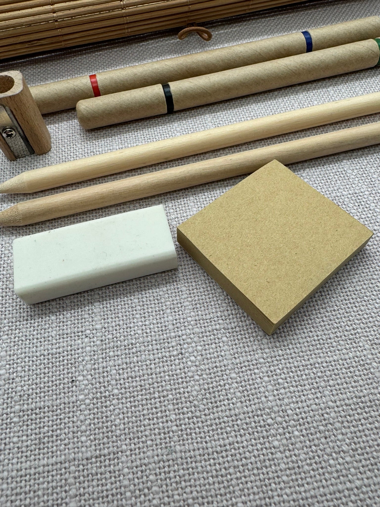 Nahaufnahme vom kleinen Post-It Block und dem Radierer in Creme-Weiß