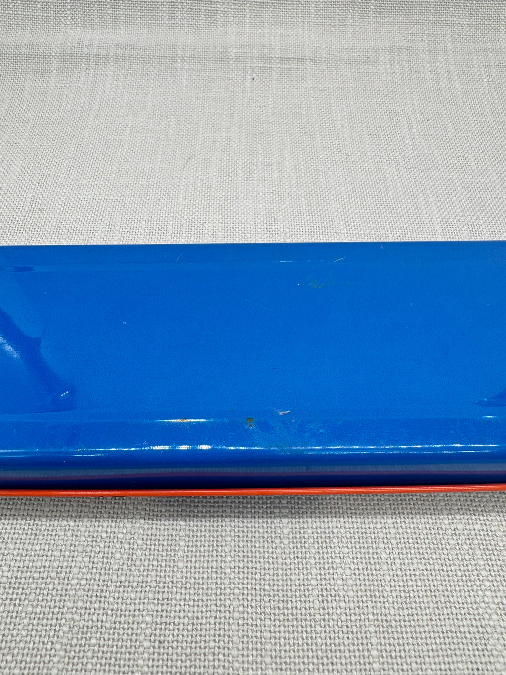 Kratzer in der blauen Farbe auf der Unterseite der Dose.