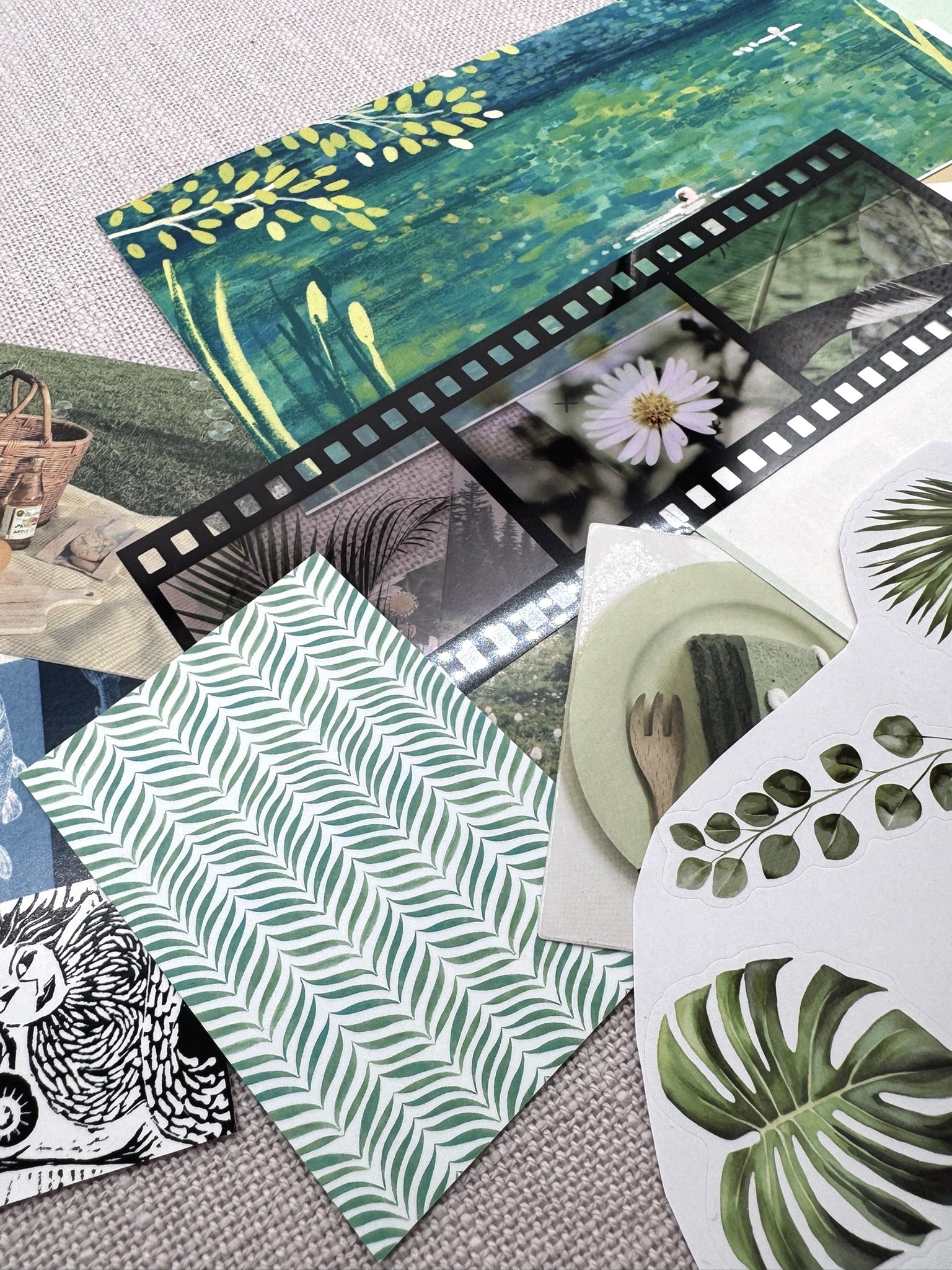 eine Übersicht der Papiere, enthalten im Pack: ein Bild aus einem Kalender, Filmstreifen, Geschenketikett, Sticker