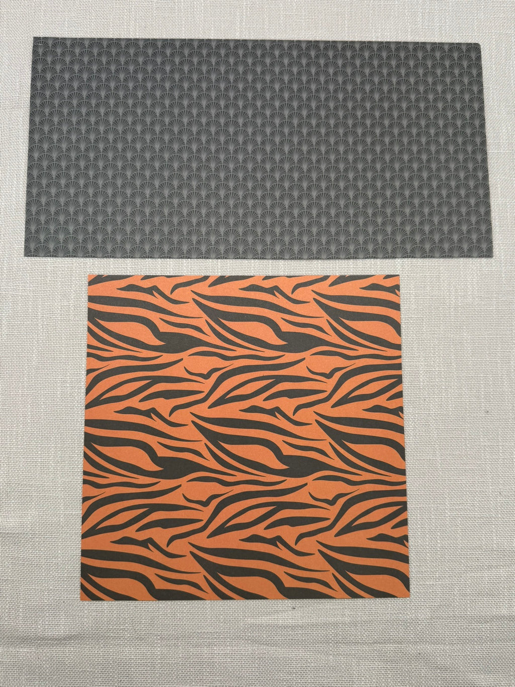 Tigermuster Papier Quadrat und Designpapier in Schwarz Grau mit grauem Muster