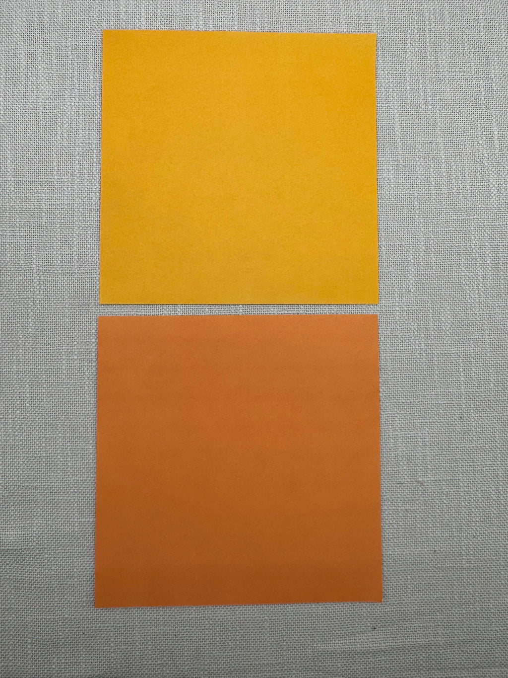 Designpapier quadratisch, beidseitig bunt. Helleres und dunkleres Orange. 