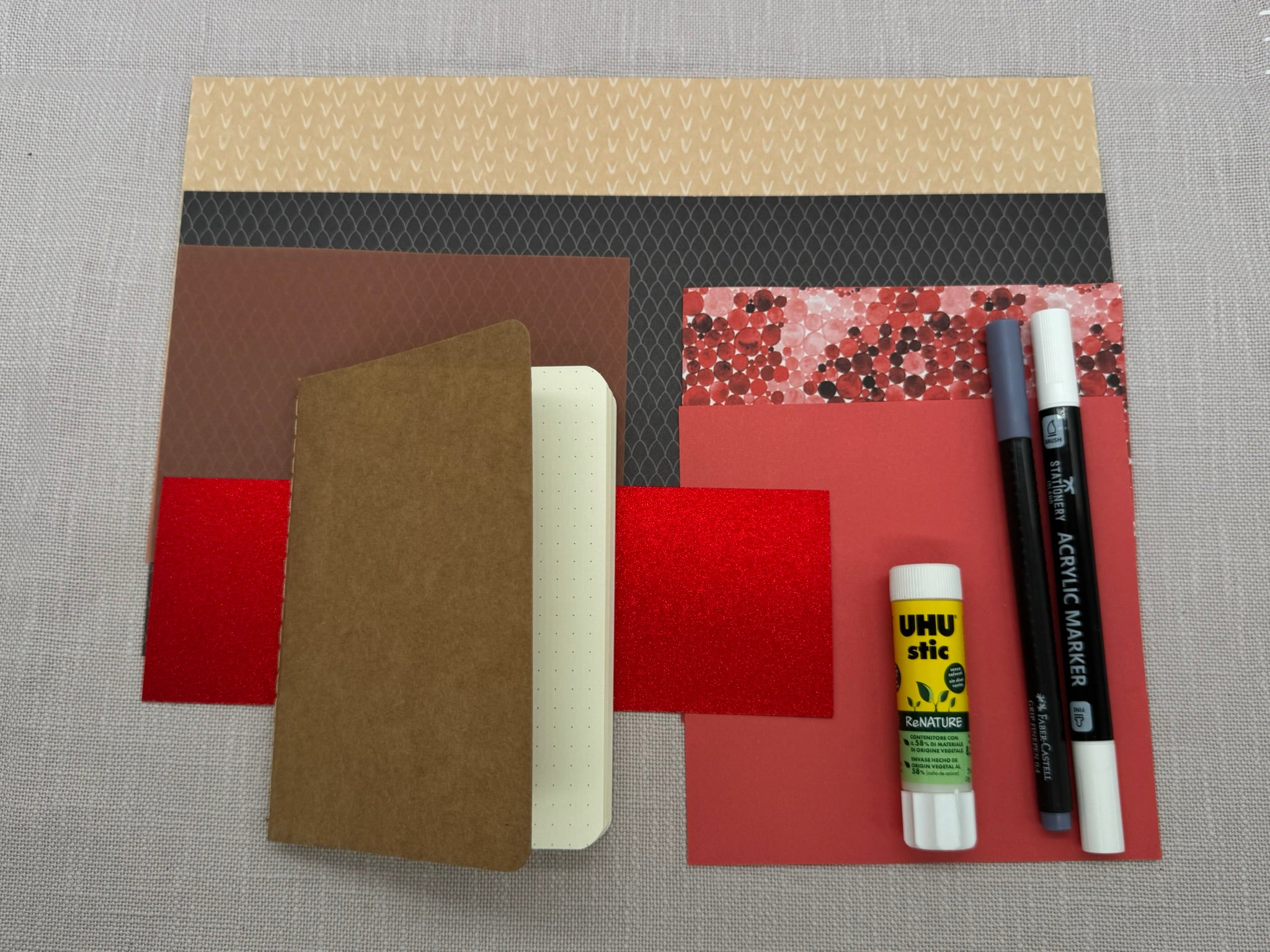 Schreibwarenset mit Notizbuch, Designpapier, Stiften und Kleber