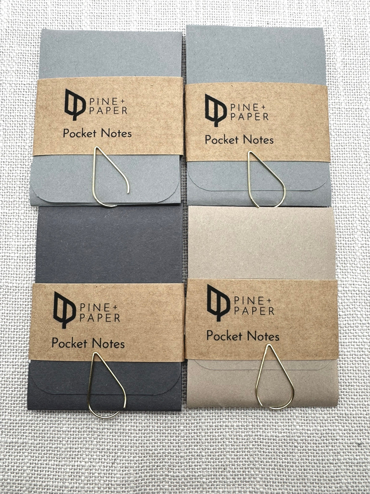 Pocket Notes kommen in drei unterschiedlichen Farben der Verpackung: Grau, Anthrazit und Beige.