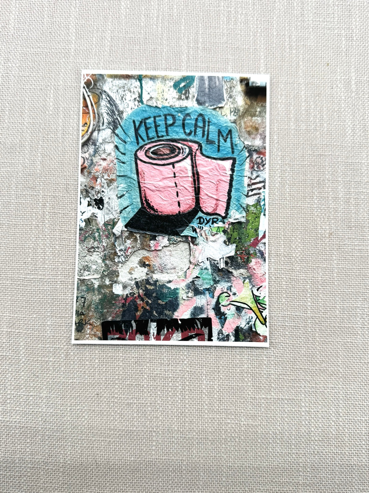 Die Postkarte ist ein Foto von Street Art in Berlin-Mitte. 