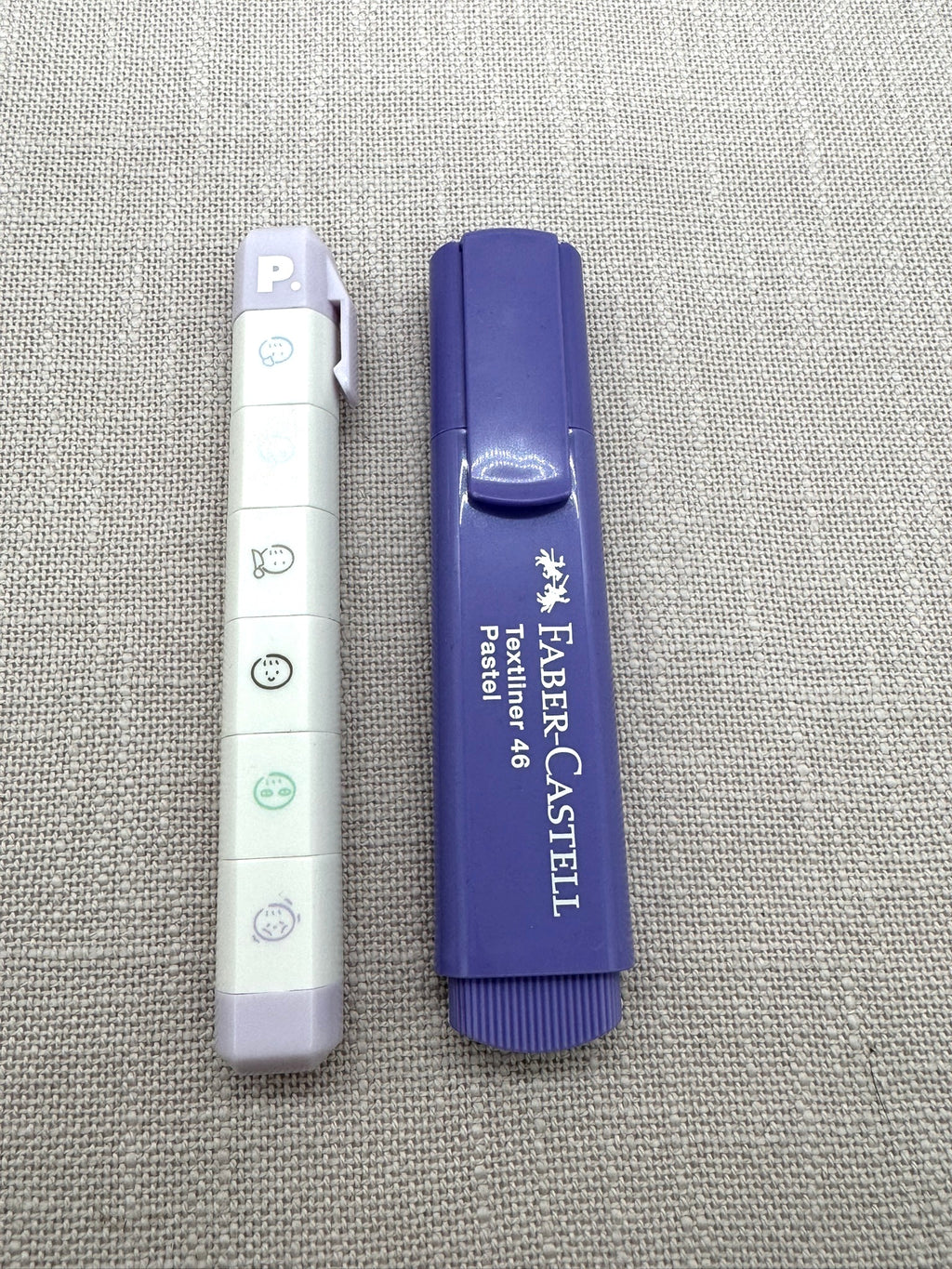 Im Set enthalten ist auch ein Stempel-Set in einem Stift und ein Textmarker in Lila. 