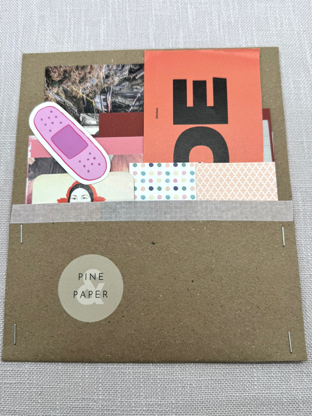 Eine Wundertüte aus Kraftpapier mit gemischten Papierschnipsel für Collagen oder Scrapbooking. 