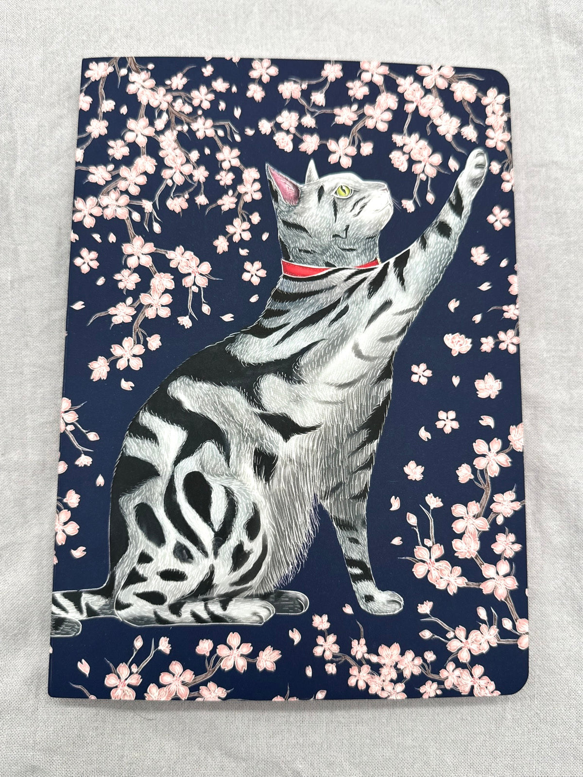Notizbuch in A5 mit Kirschblüten und einer Katze. 