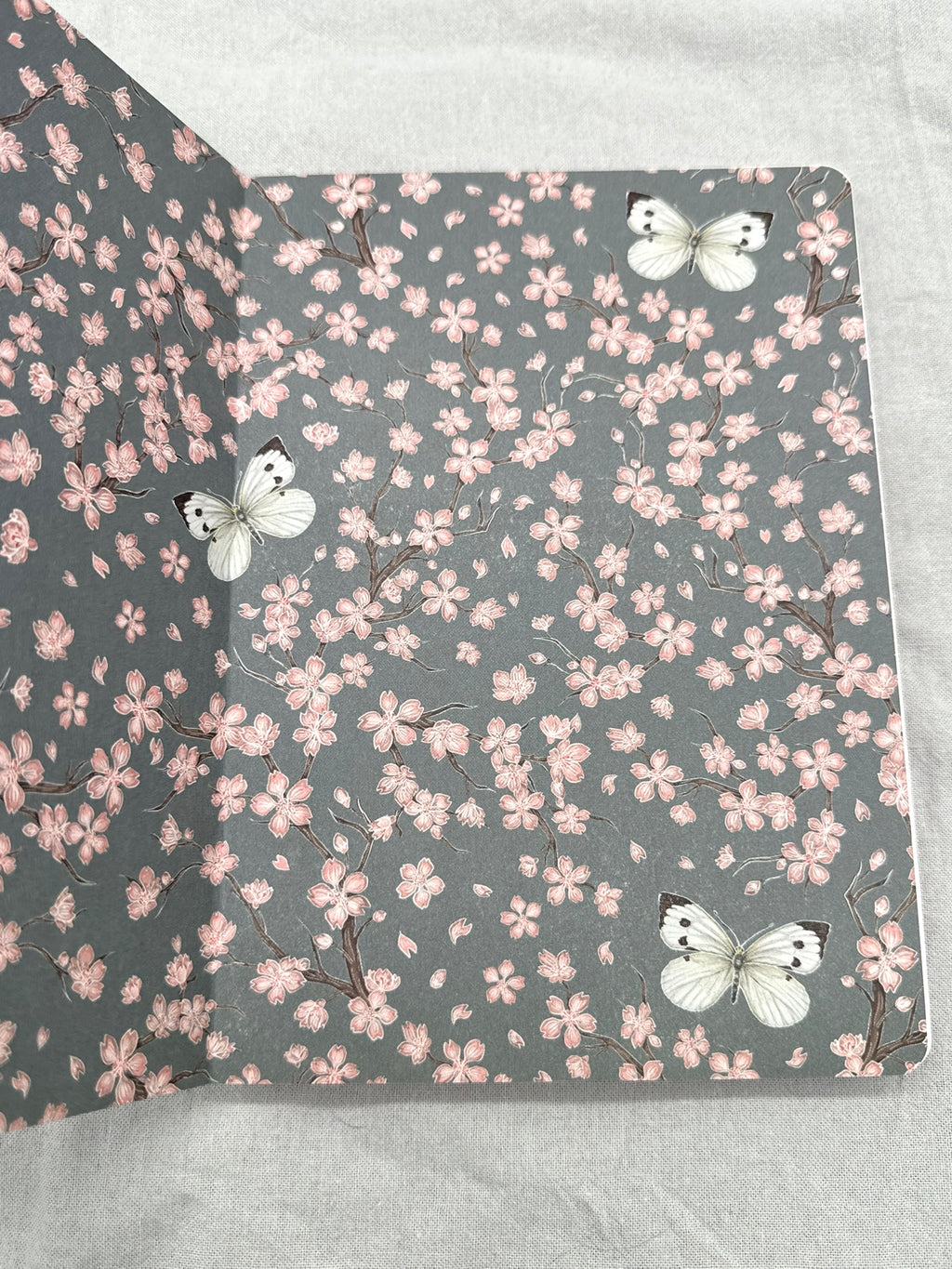 Das Innere des Notizbuches: Auf der Innenseite des Covers ist ein schönes Motiv mit Kirschblüten und Schmetterlingen. 