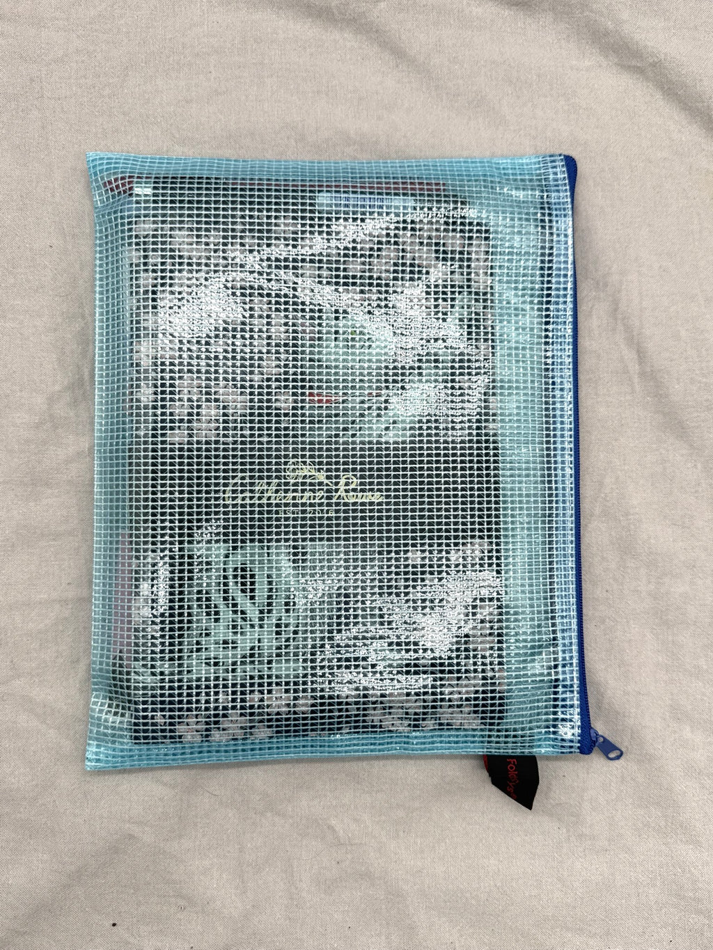 Das Set passt perfekt in die beigelegte Tasche von FolderSys in passendem Blau. 