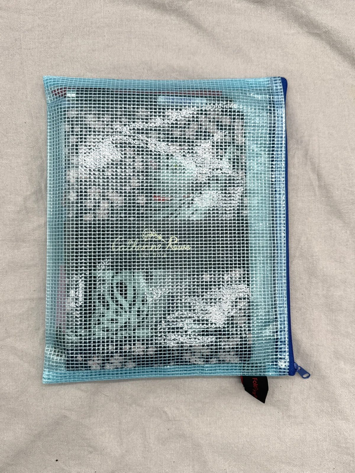 Das Set passt perfekt in die beigelegte Tasche von FolderSys in passendem Blau. 