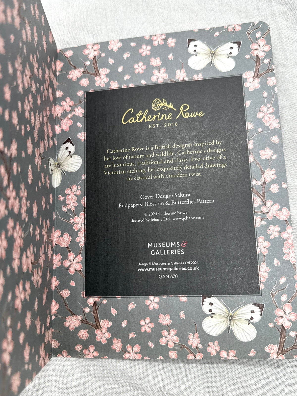 Auf der Rückseite sind Informationen zu dem Design des Notizbuches verzeichnet. Das Design stamm von Catherine Rowe.