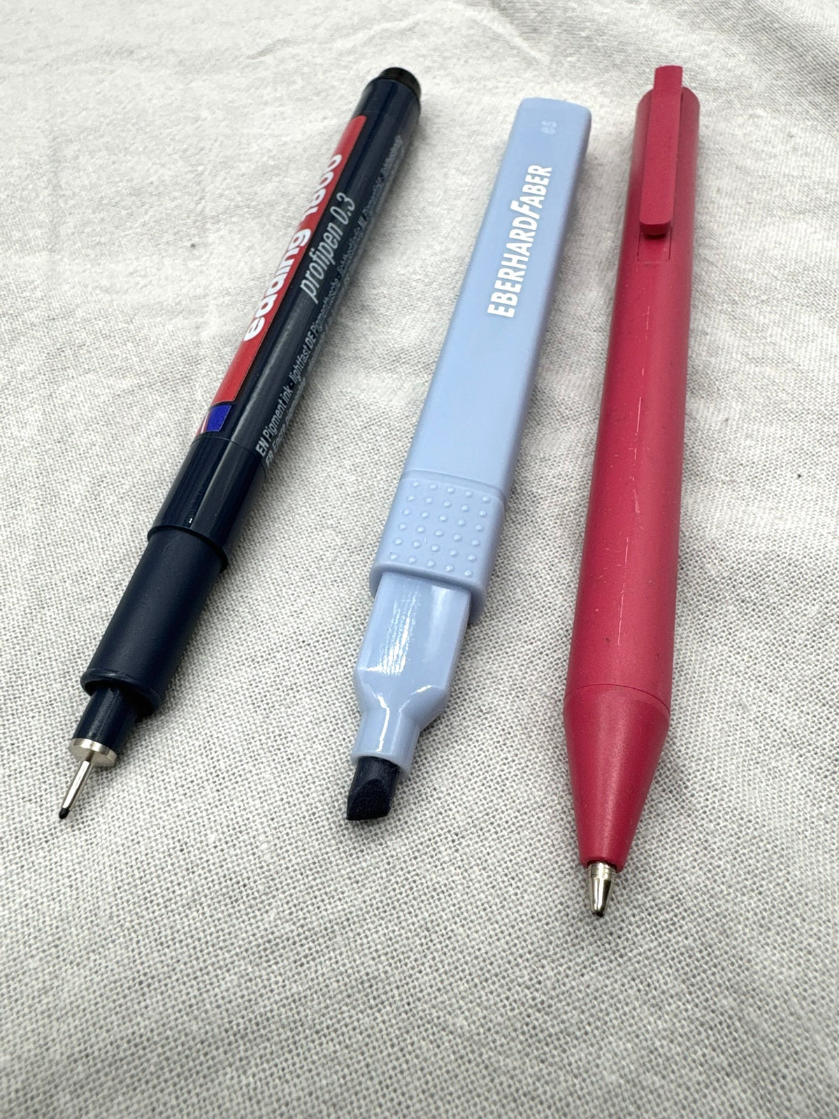 Im Set sind drei verschiedene Stifte enthalten: ein Fineliner von Edding, ein Textmarker in Blau und ein Kugelschreiber aus Weizenstroh. 