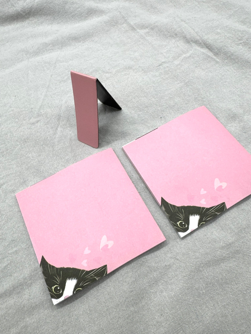 Zum Set gehört auch ein kleines magnetisches Lesezeichen in Pink, sowie Haftnotizen mit einer Katze. 