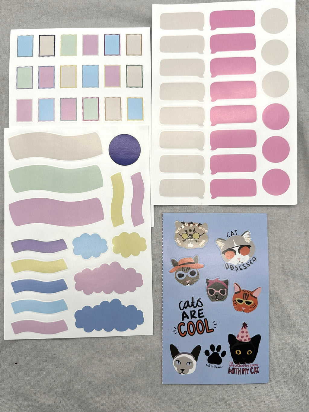 Zum Set gehören auch mehrere Sticker Sheets: Labels, Sprechwolken und Zierbänder helfen bei der Gestaltung der Seiten. 