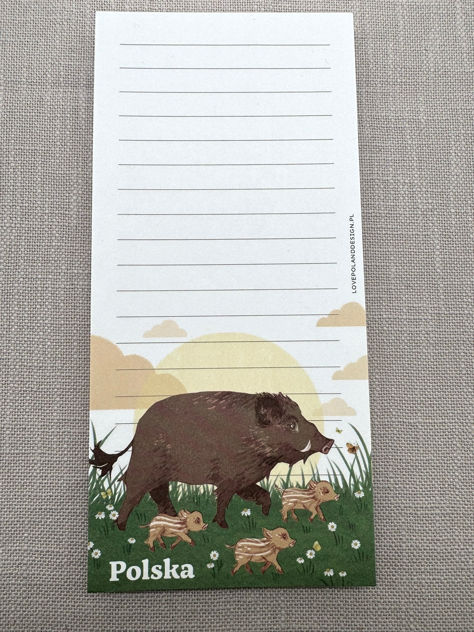 Ein Schreibblock it Linien. Unten abgebildet ist ein Wildschwein mit drei Jungen und dem Schriftzug Polska. 