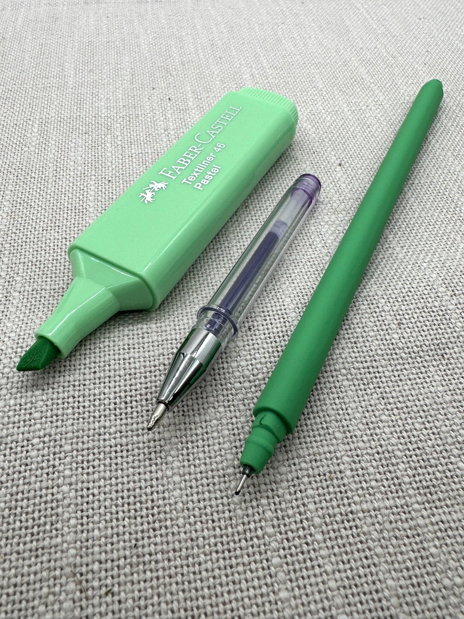 Dargestellt sind die Spitzen der im Set enthaltenen Stifte: Textmarker, Geldpen, Fineliner. 
