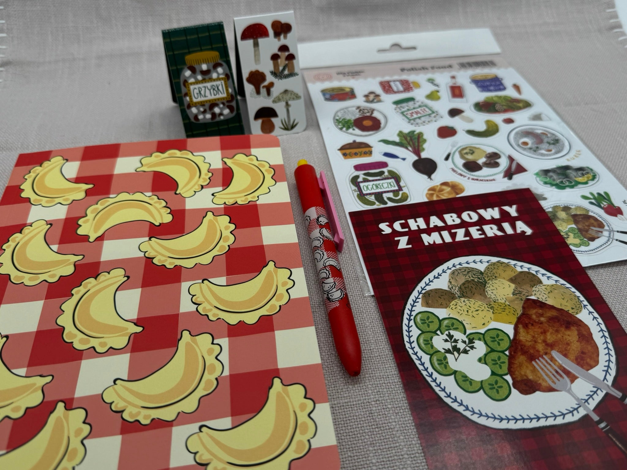 Set mit Schreibwaren Polnisches Essen in Nahaufnahme