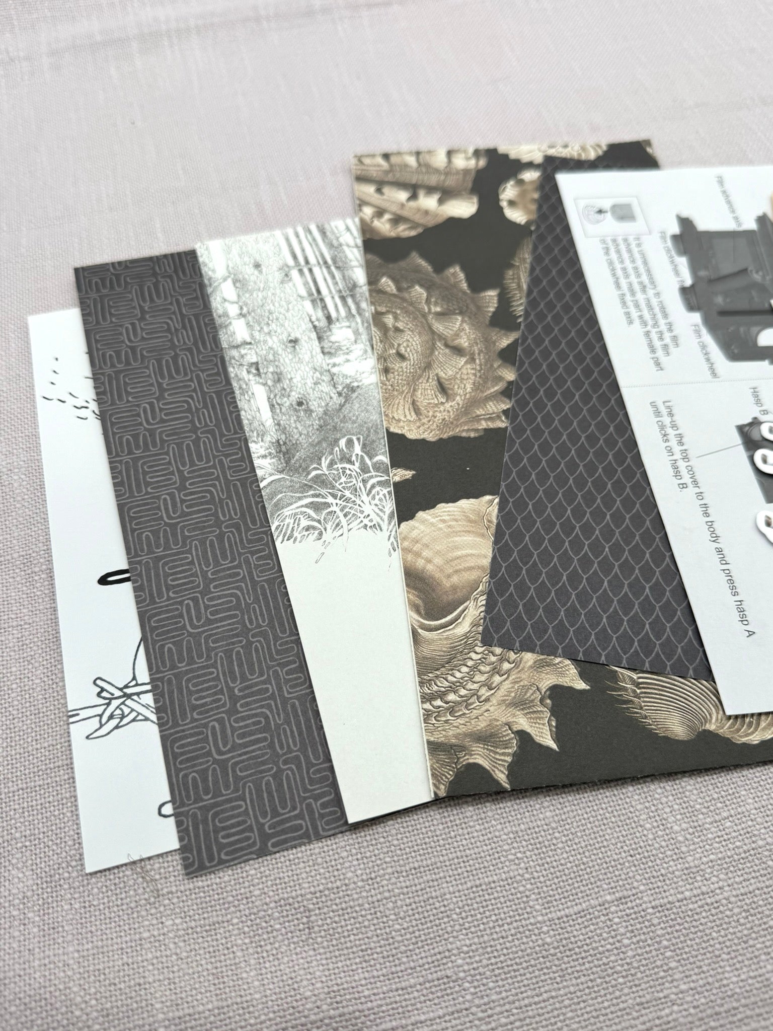 Die größeren Stücke aus der Wundertüte: Designpapier mit geometrischem Muster, Kalender-Seiten, Bedienungsanleitung, Geschenkpapier. 