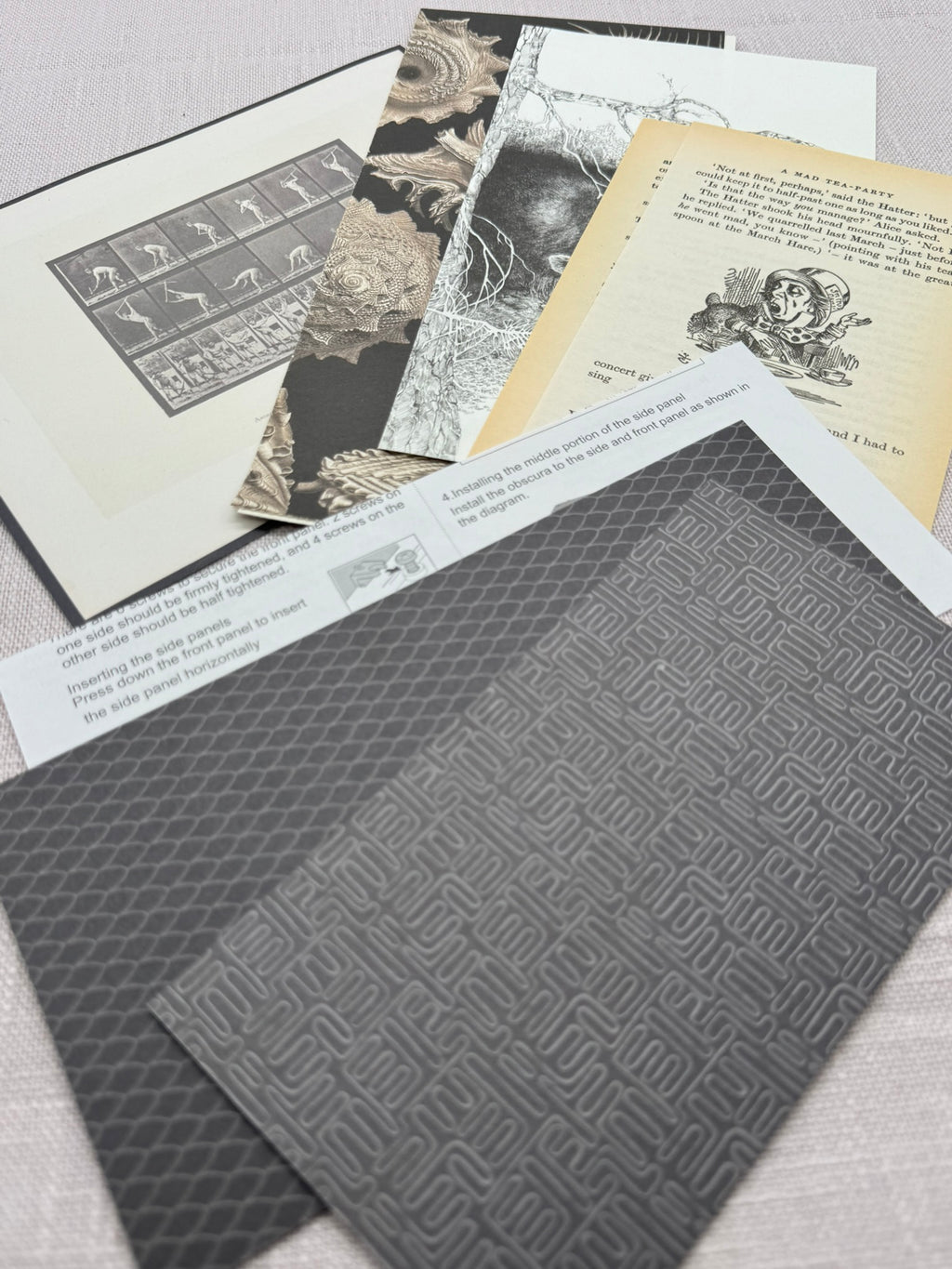 Gemischte Bastelpapiere in Schwarz: Designpapier, Zeitungsausschnitte, Geschenkpapier, Buchseiten