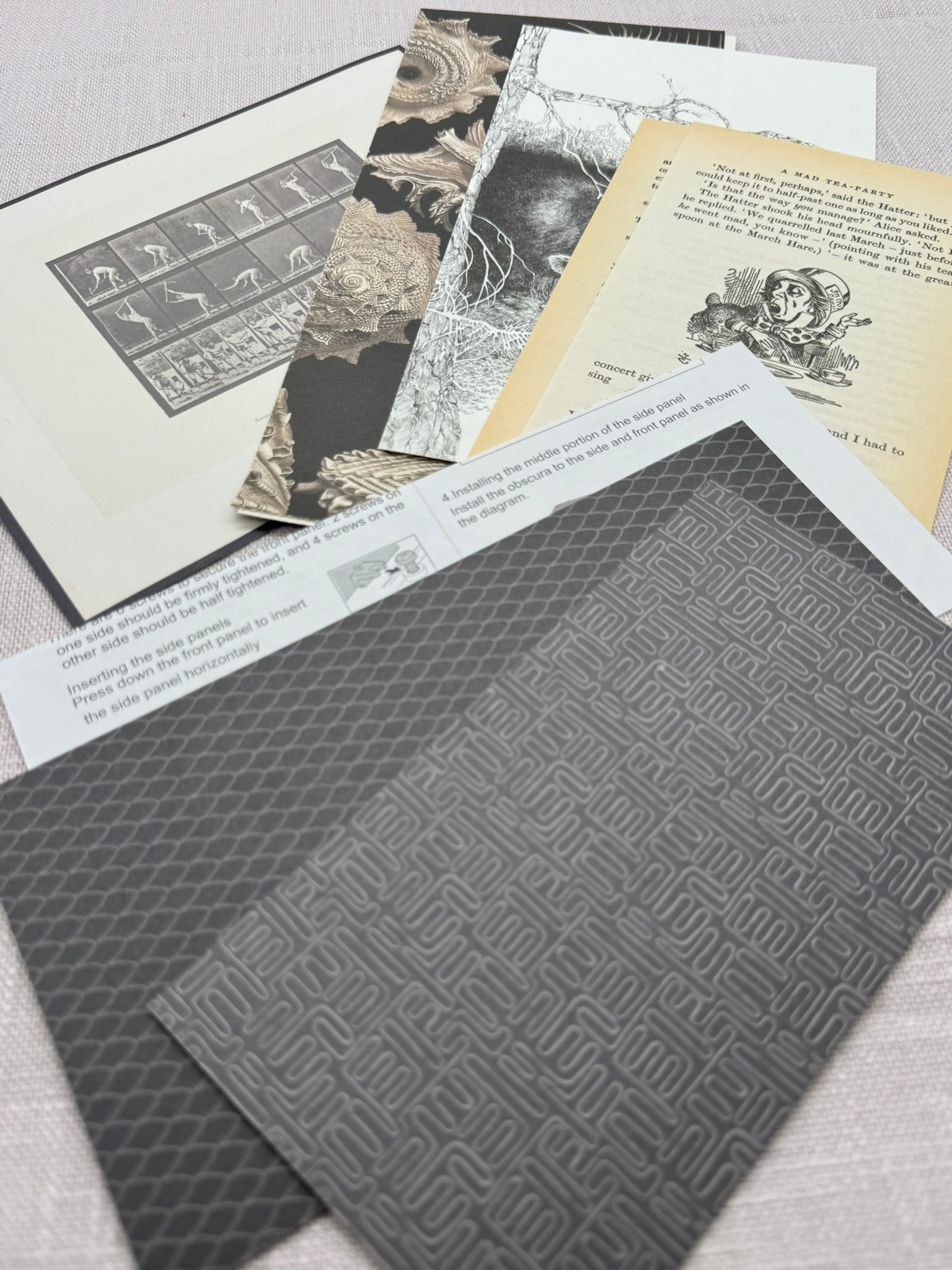 Gemischte Bastelpapiere in Schwarz: Designpapier, Zeitungsausschnitte, Geschenkpapier, Buchseiten