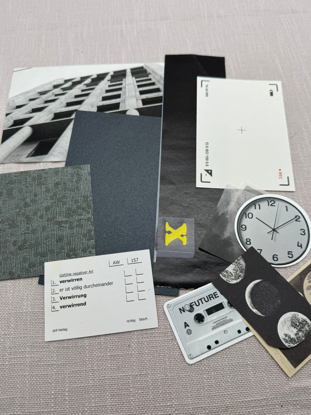 Gemischte Papiere aus der Wundertüte: Lernkarten, Sticker, Etiketten, einfarbiges Bastelkarton, Fotos