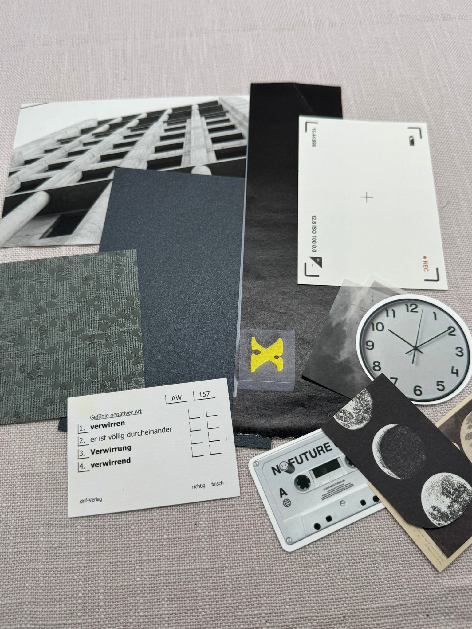 Gemischte Papiere aus der Wundertüte: Lernkarten, Sticker, Etiketten, einfarbiges Bastelkarton, Fotos