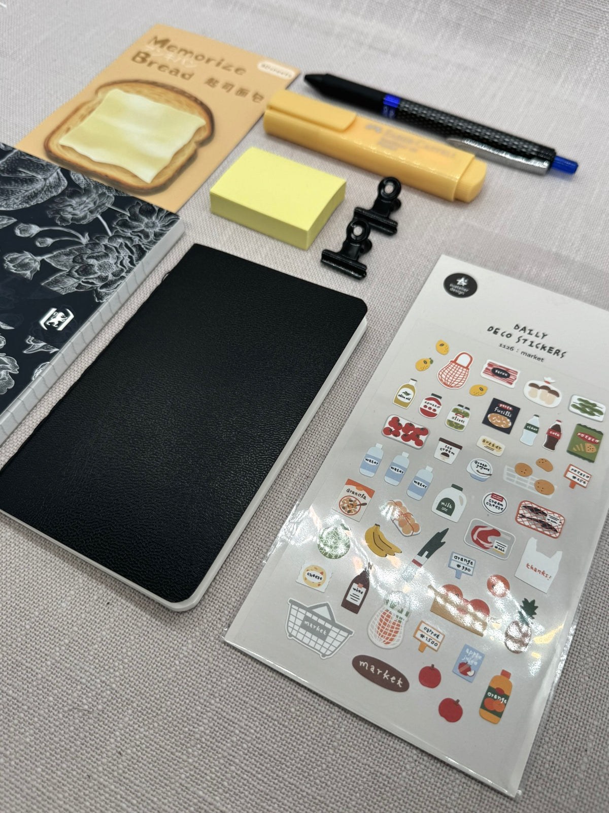 Organisationsset mit 2 Notizheften, Stickern, Haftnotizen, Textmarker, Gel Pen und Metallklammern