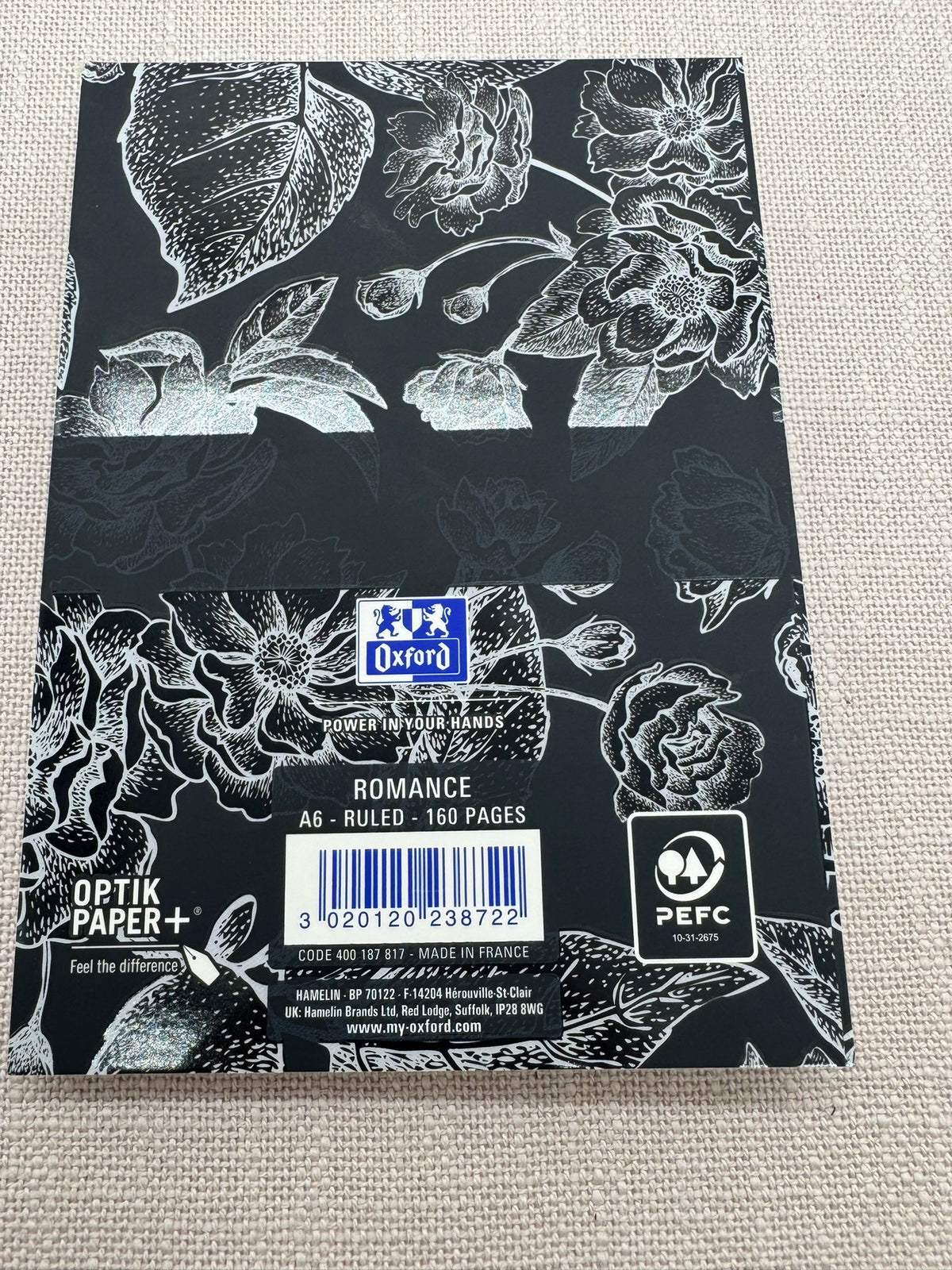 Schreibblock in A6, die Rückseite: Oxford als Logo, Romance ist der Name des Produkts darunter Informationen: A6, liniert, 160 Seiten. 