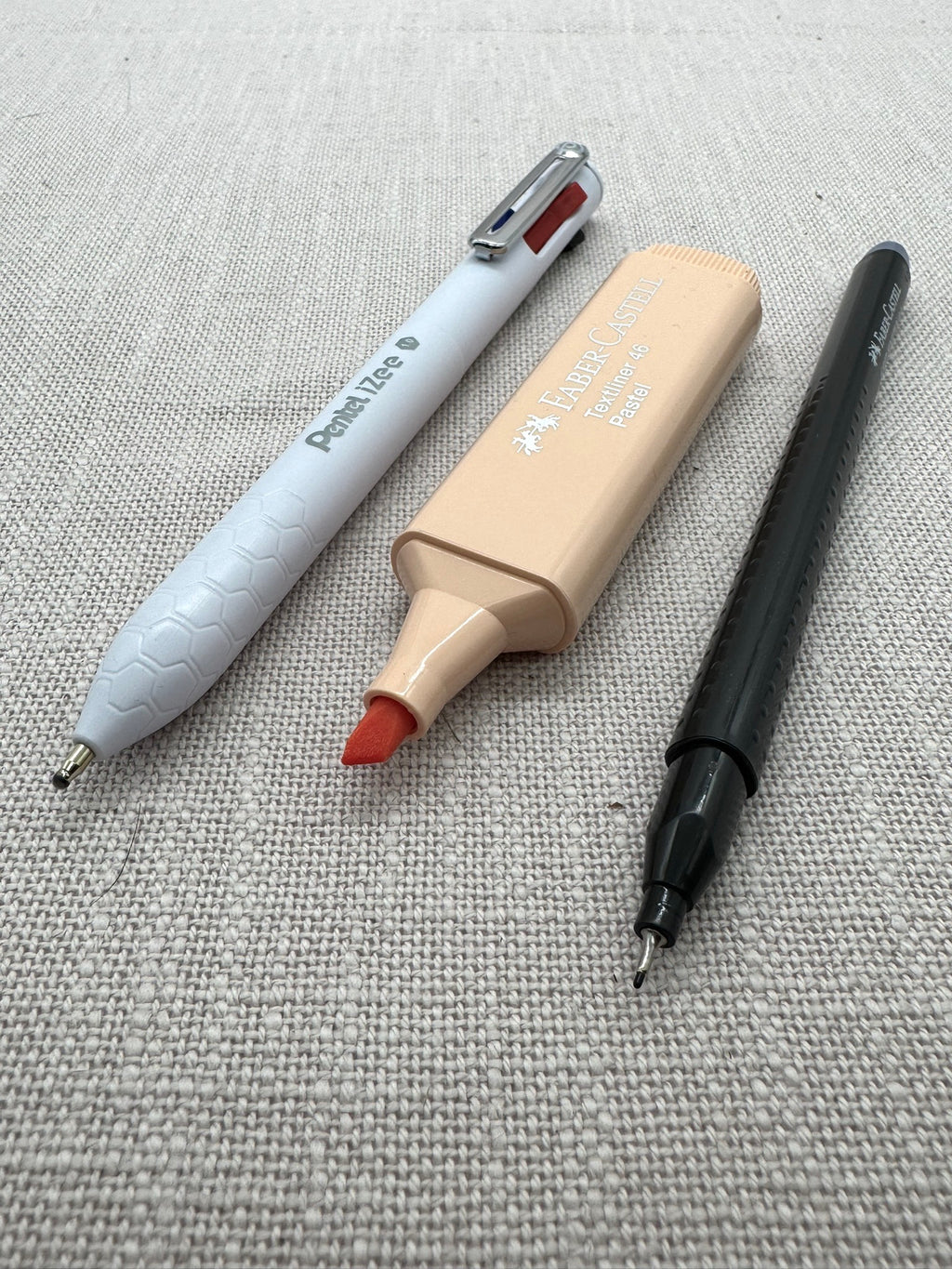 Nahaufnahme der Spitzen der verschiedenen Stifte im Set: Pentel Kugelschreiber, Textmarker, Fineliner. 