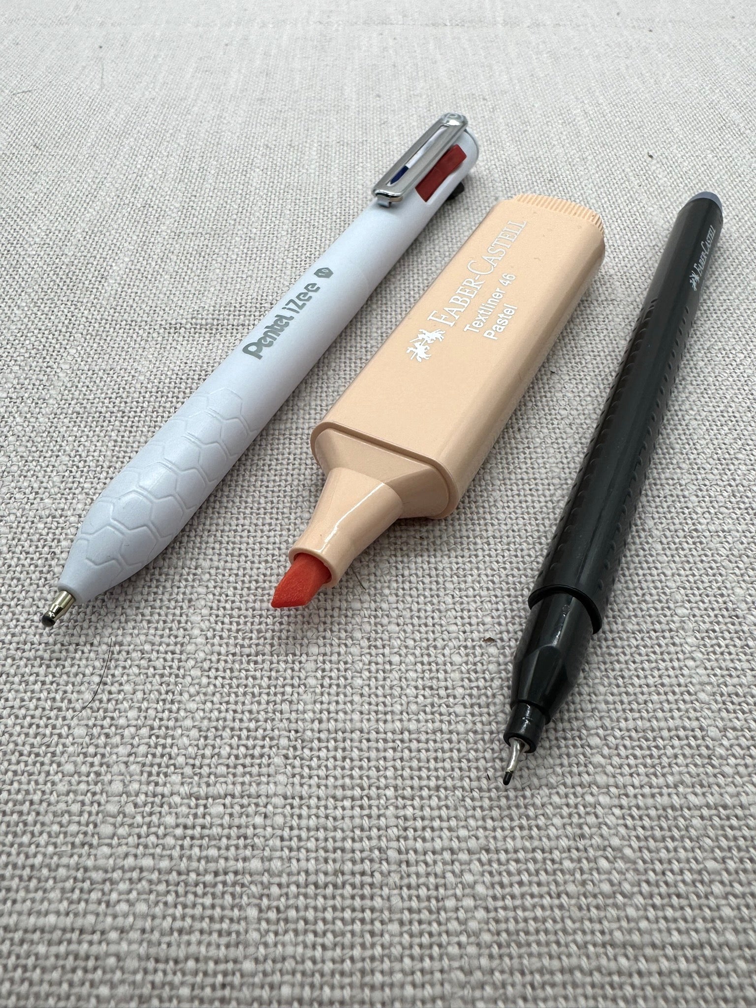 Nahaufnahme der Spitzen der verschiedenen Stifte im Set: Pentel Kugelschreiber, Textmarker, Fineliner. 