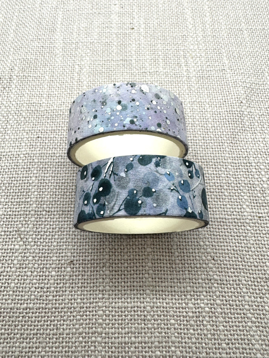 Zwei kleine Washi-Tapes befinden sich ebenfalls im Set: eins hat irreguläre Punkte in weiß, hell- und dunkelblau. Eins zeigt Beeren auf einem Zweig. 