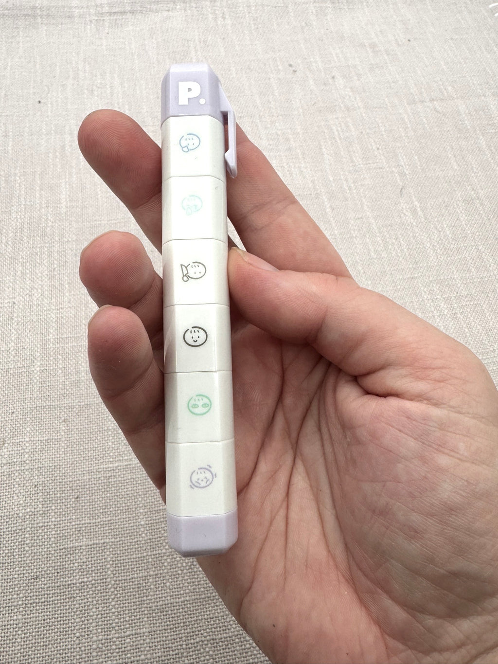 Der Stempelstapel in einer Hand zwecks Größenvergleich.