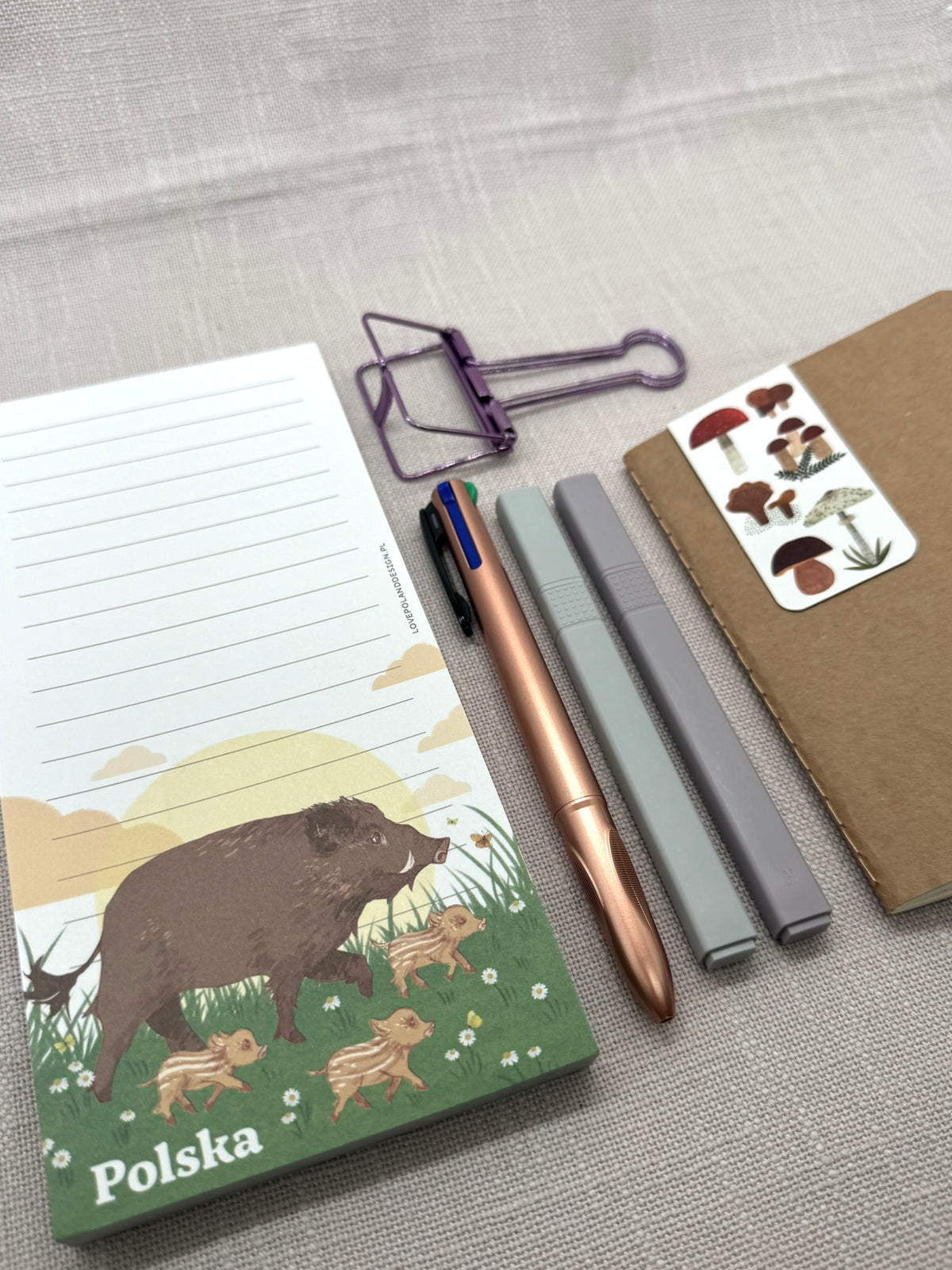 Ein Organisationsset mit iner To-Do-Liste und einem kleinen Notizbuch. Dazu gibt's einen Vier-Farben-Kugelschreiber, zwei minimalistische Textmarker, eine Foldback-Klammer und ein magnetisches Lesezeichen.