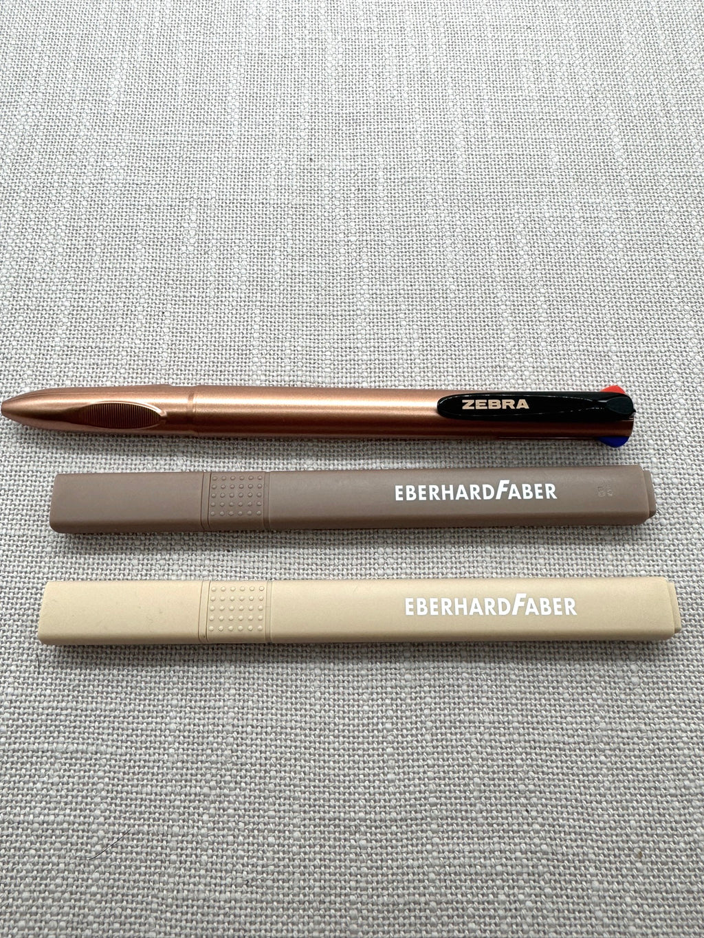 Stifte nebeneinander: Oben der Kugelschreiber von Zebra, darunter die Textmarker von Eberhard Faber.
