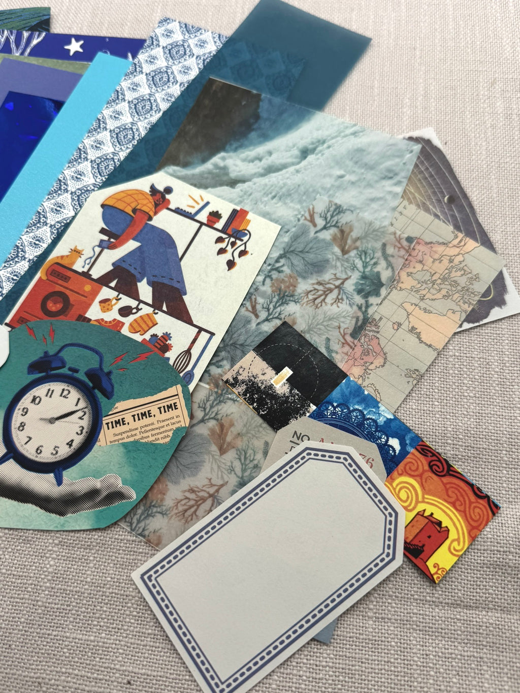 diverse blaue Papierstücke in verschiedenen Mustern, einfarbig, Zeitungsausschnitt, Karte, Zeitschriftenausschnitte, Sticker, Flyer